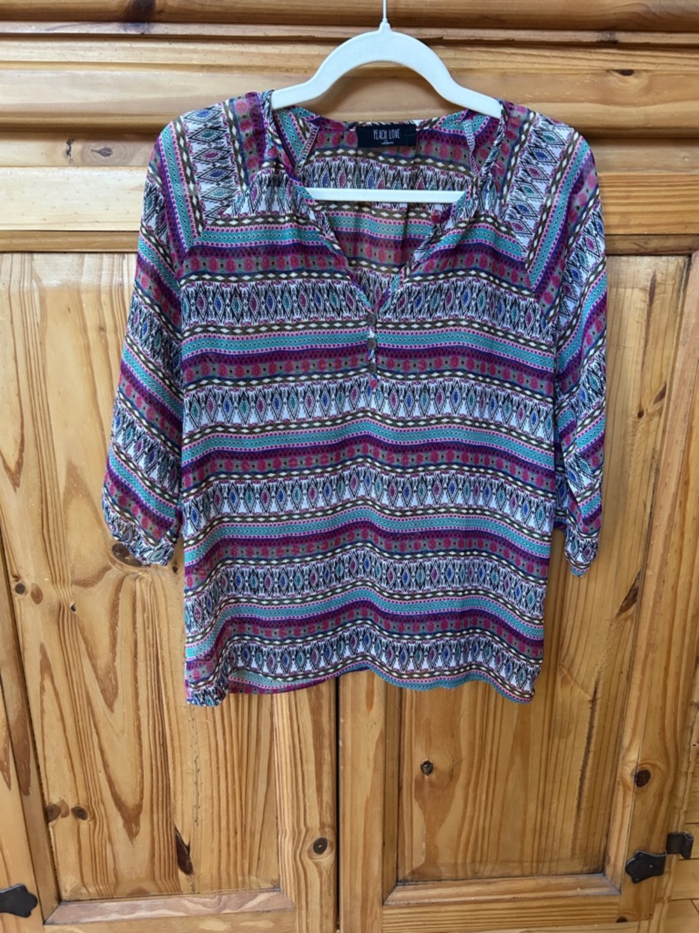 Peach Love CA Blouse Relaxed V-Neck Mixed Print Top in Magenta and Teal Sheer M